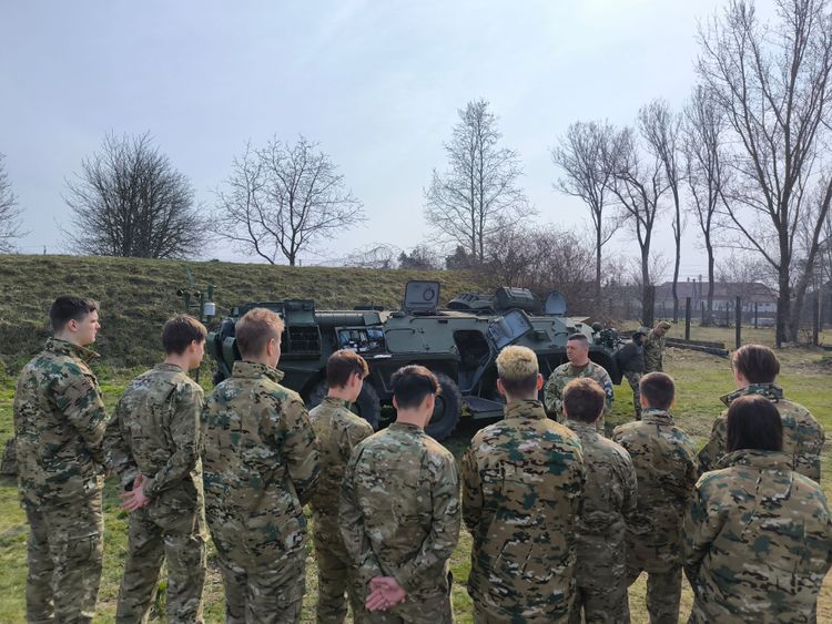 Kadétlátogatás a vegyiharc ezrednél