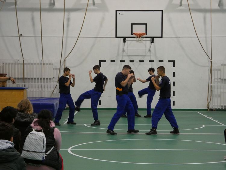 Rendész nyitott kapuk