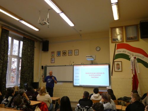 Rendész nyitott kapuk