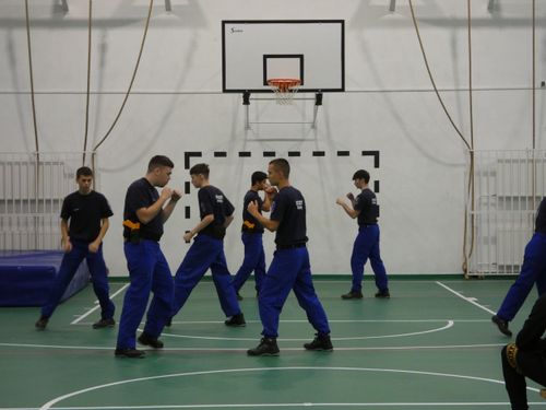 Rendész nyitott kapuk